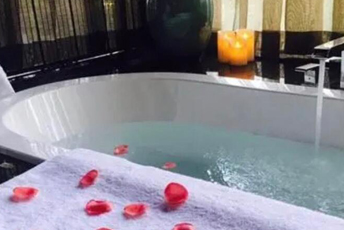 佛山水疗池中的失重冥想:当身体学会漂浮